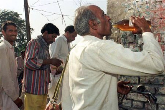 With the favouring changes in Haryana's Excise and Taxation policy for the year 2017-2018, the liquor vends allotted to retailers during the bidding process have been allowed to store both IMFL as well as country-made liquor for sale. (Reuters)