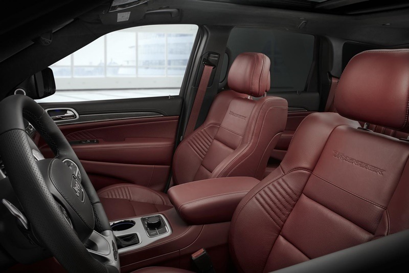 The inside gets jazzy red and black leather and suede seat upholstery complete with ‘Trackhawk’ emblems, a speedo that reads 320 kmph. A hardcore personality indeed, but the Trackhawk is conmy and fancy on the inside, with plenty of displays, Apple CarPlay and all the other bits expected from family SUVs.