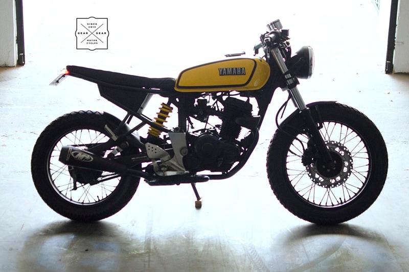 It seems Cafe Racers are quite a row among custom motorcycle builders, and why not, they are lighter, faster and look fantastic. One such a modification story of of this Yamaha FZ which was transformed, by a customiser in Bangalore Gear Gear Motorcycle, into a Cafe Racer. The end product may remind one of the legendary RD350.