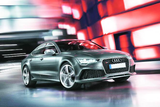 The RS bumpers with large side air intakes and integrated flaps stand out, as do the LED headlights with dark-tinted surrounds. The RS bumpers with large side air intakes and integrated flaps stand out, as do the LED headlights with dark-tinted surrounds.