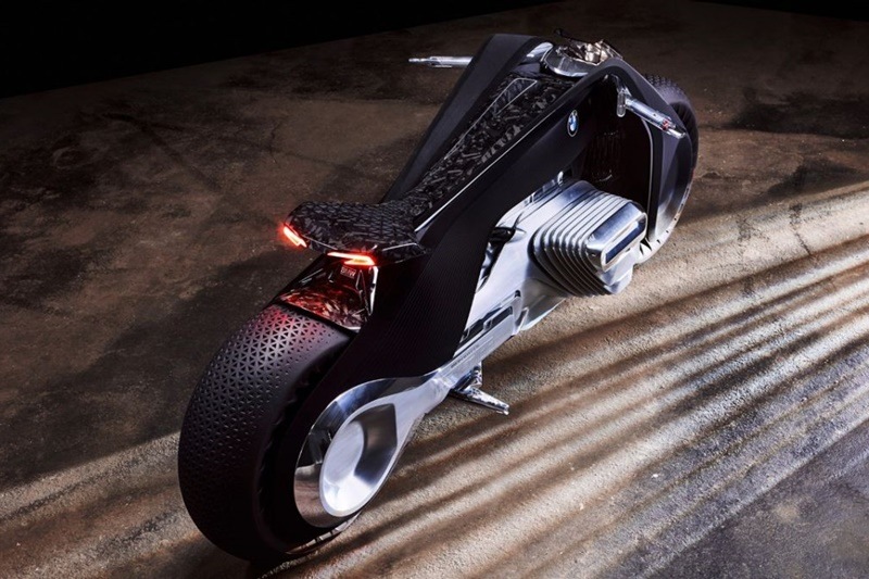 The exterior shape of the opposed-twin engine changes depending on the riding situation. When at a standstill, it remains tight. As soon as you begin riding, the engine block protrudes out of the sides, which optimises the aerodynamics and the motorcycle's weather protection.