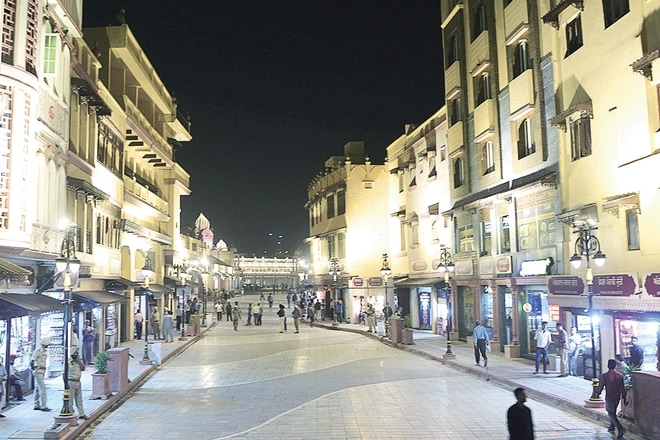 In fact, the entire 1-km stretch now looks like a huge, open monument a la European destinations such as Rome, Venice or Florence.