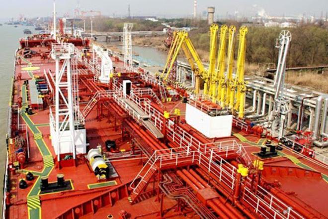 Saudi Arabia, the world’s biggest crude exporter, is losing market share to Iraq and Iran as a result of OPEC’s agreement to curb supplies to bolster prices. (Reuters)