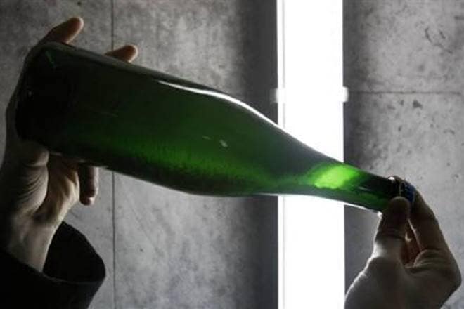 Coin cell batteries made using the glass bottle-based silicon anodes greatly outperformed traditional batteries in laboratory tests. (Reuters) Coin cell batteries made using the glass bottle-based silicon anodes greatly outperformed traditional batteries in laboratory tests. (Reuters)