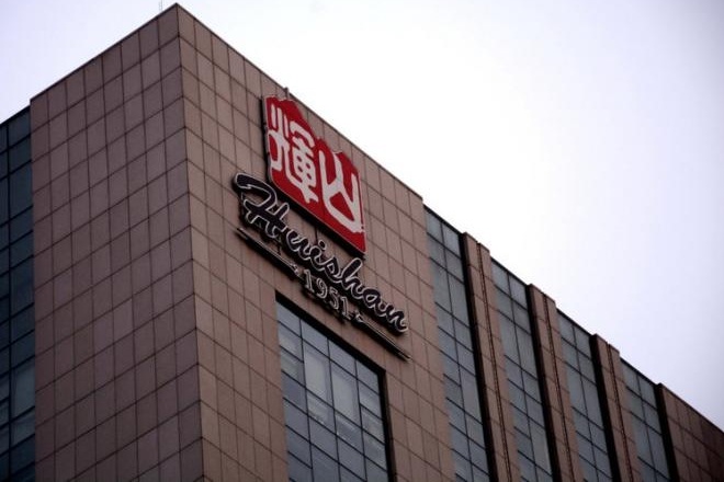 China Huishan Dairy Holdings Co Ltd said it has received a warning of broken loan covenants and that some assets have been frozen, in a double blow for an indebted firm whose shares have crashed and whose finance executive is missing. (Reuters) China Huishan Dairy Holdings Co Ltd said it has received a warning of broken loan covenants and that some assets have been frozen, in a double blow for an indebted firm whose shares have crashed and whose finance executive is missing. (Reuters)