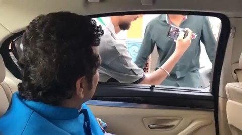 Sachin Tendulkar urges riders to wear helmet while being chased for a photo, watch video