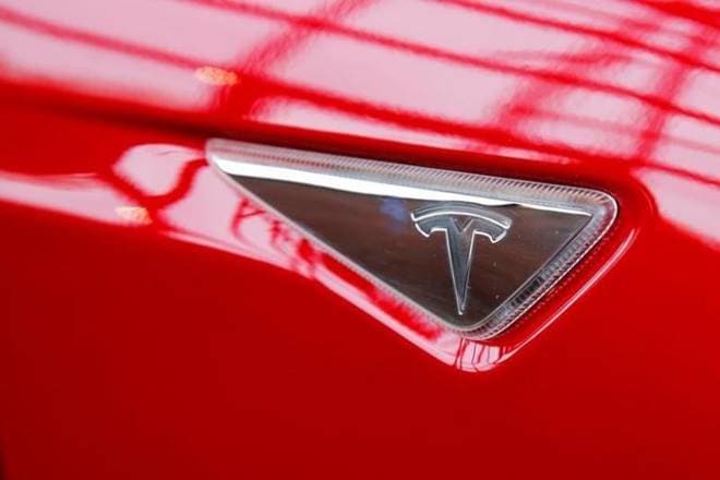 Tesla Inc and the former head of its Autopilot program have settled a lawsuit brought by the electric vehicle maker in January, the parties said on Wednesday, in a deal that prevents the former executive from recruiting Tesla employees for a year. (Reuters)