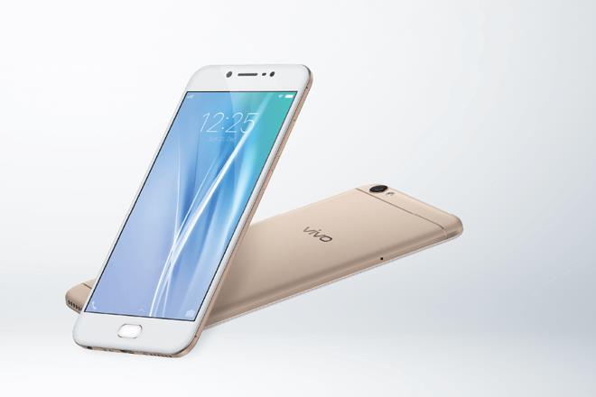 V5s runs on Funtouch OS 3.0 based on Android 6.0 Marshmallow and comes with 4 GB RAM and 64 GB ROM, which is expandable up to 256GB. (Website) V5s runs on Funtouch OS 3.0 based on Android 6.0 Marshmallow and comes with 4 GB RAM and 64 GB ROM, which is expandable up to 256GB. (Website)