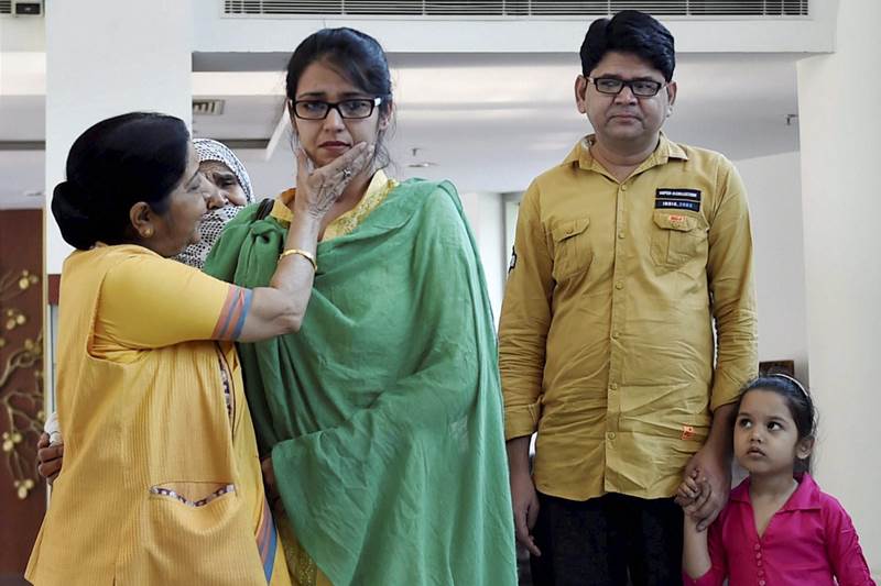 Uzma, uzma returns, uzma pakistan return, uzma returns from pakistan, sushma swaraj on uzma, sushma swaraj with uzma, uzma with family, uzma daughter, uzma mother, uzma husband