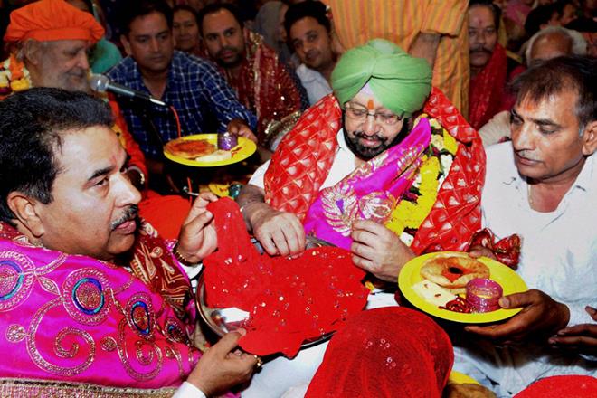 Amarinder Singh was given a 'siropa' (a religious robe of honour) by the Shiromani Gurdwara Parbandhak Committee (SGPC) at the Harmandir Sahib, the holiest of Sikh shrines. (File Photo; Credit: PTI) Amarinder Singh was given a 'siropa' (a religious robe of honour) by the Shiromani Gurdwara Parbandhak Committee (SGPC) at the Harmandir Sahib, the holiest of Sikh shrines. (File Photo; Credit: PTI)