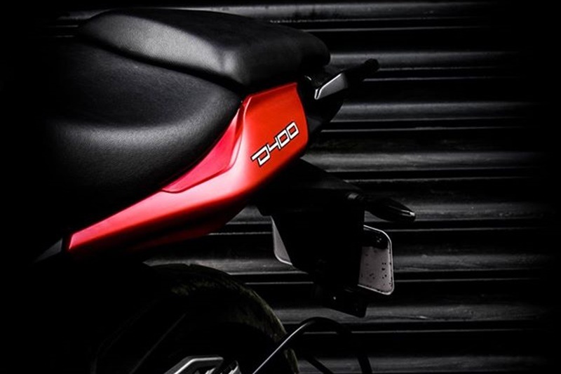 It has also been fitted with handlebar protectors. The total price of this wrap is Rs 6000, as per confirmation provided by Dhana Stickers, which has christened this Dominar, the D-400.