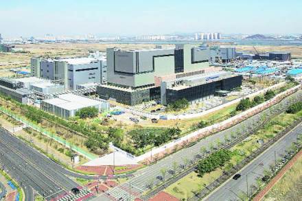 Samsung BioLogics is building a $740-million factory that will give it the capacity to become the No. 1 producer by volume of a class of drugs called biologics. Samsung BioLogics is building a $740-million factory that will give it the capacity to become the No. 1 producer by volume of a class of drugs called biologics.