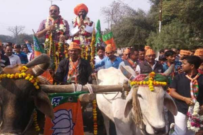 Uttar Pradesh Assembly, opposition, lawmaker of BJP, House, bullock cart, Bahujan Samaj Party, BSP, e-rickshaw, Jawahar lal Rajpur Uttar Pradesh Assembly, opposition, lawmaker of BJP, House, bullock cart, Bahujan Samaj Party, BSP, e-rickshaw, Jawahar lal Rajpur