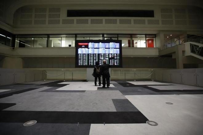 Fed staff proposed that the central bank set a cap on the amount of bonds that would be allowed to run off each month, initially setting it at a low level and raising it every three months. (Reuters)
