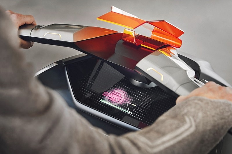 Speed, navigation and battery information is projected onto the windshield directly into the rider's field of vision. Other information is available on a screen right below the handlebar. Through this screen, the rider can communicate with the surroundings and other vehicles.