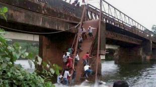 bridge collapses in Goa, Goa bridge collapse, goa bridge, bridge, goa, two dead, dead in goa bridge collapse, goa bridge collapse photo, goa rescue, goa bridge rescue, india news, fianancial express