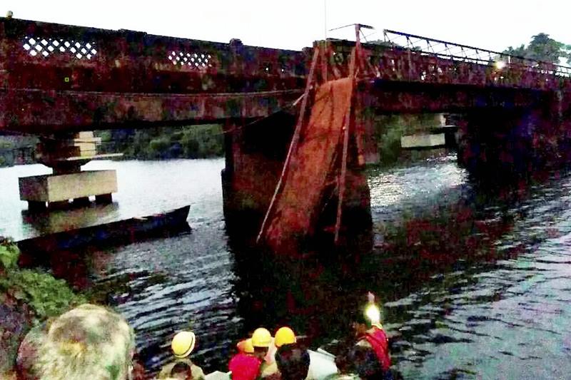 bridge collapses in Goa, Goa bridge collapse, goa bridge, bridge, goa, two dead, dead in goa bridge collapse, goa bridge collapse photo, goa rescue, goa bridge rescue, india news, fianancial express