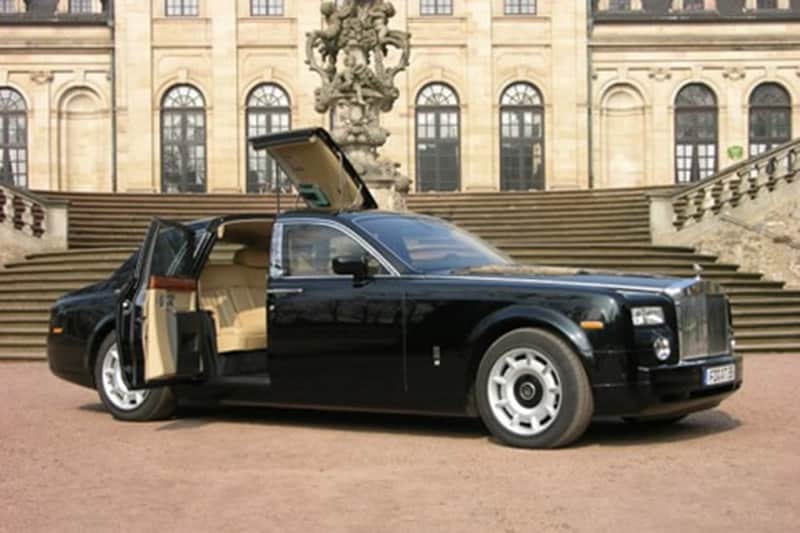 A super luxury car is a must for every rich guy in the world, and what better to ask for than the Rolls Royce Phantom worth $ 400,000.