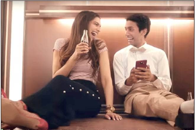 The staffer, a fan of the actress, brings out two bottles of Coca-Cola from a trolley he has, a drink each for himself and the actress.