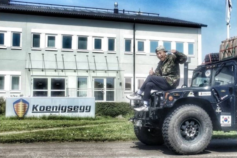 The couple finally arrived at the Koenigsegg factory in Sweden, where there were greeted by the employees.