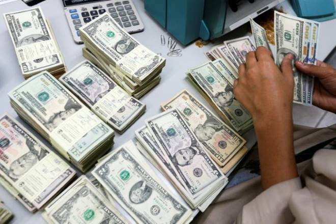 Dollar hovers near 6-month lows amid US political uncertainty Dollar hovers near 6-month lows amid US political uncertainty