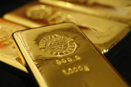 Gold turns lower after biggest rally since Brexit vote. (Reuters)