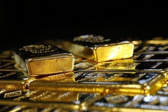 Gold prices extended gains for a fourth day on Tuesday as political troubles and weaker-than-expected housing data in the United States dented the dollar while a more upbeat scenario in Europe lifted the euro. (Reuters) Gold prices extended gains for a fourth day on Tuesday as political troubles and weaker-than-expected housing data in the United States dented the dollar while a more upbeat scenario in Europe lifted the euro. (Reuters)