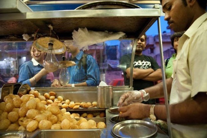 reliance jio, reliance jio golgappa, golgappa vendor, pani puri vendor, reliance jio pani puri, mukesh ambani pani puri, mukesh ambani, panipuri jio offer, reliance jio offer