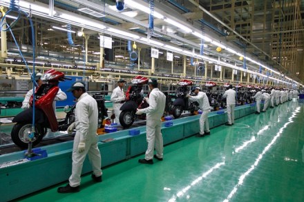 Several experts believe that employment in India's IT and manufacturing industries have peaked and it can no longer rise. But there is a flaw in this argument, especially in a low-income low productivity country like India. (Image: Reuters)