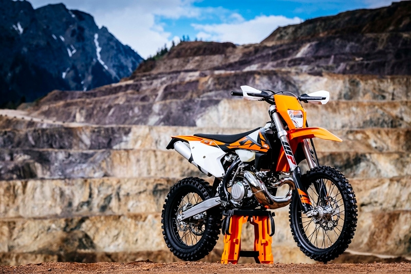 Austrian motorcycle maker, KTM has taken the wraps off their first two-stroke fuel-injected motorcycle range, the 250 EXC TPI and 300 EXC TPI. Unlike most Japanese manufacturers who have their focus on four stroke engines, KTM has developed these two-stroke machines that also satisfy the stricter emission norms. Instead of a conventional pre-mix setup with carburetted jetting in Enduro motorcycles of earlier years, the new motorcycles use Transfer Port Injection.