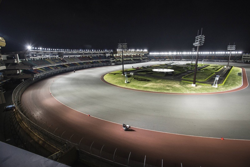 Two hours in, though, Abe experienced lower back pain and had to down painkillers he had earmarked for six hours later. Former two-time 125cc world champion Haruchika Aoki arrived four hours in to lend Abe support.