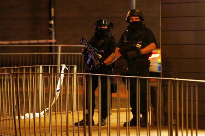 British police are currently hunting for a jihadist network believed to behind the deadly bombing of in Manchester that killed 22 people. (Reuters)