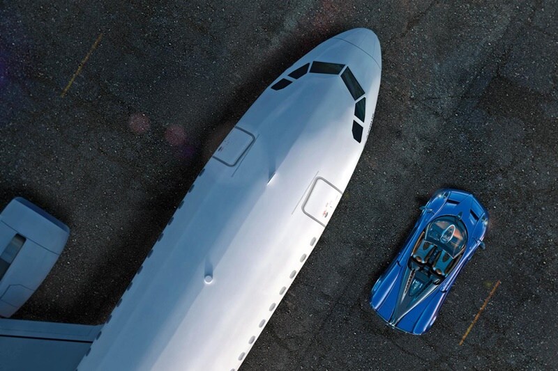Just as the Huayra, the Infinito too has a lot of Pagani’s bespoke high-strength but incredibly lightweight carbon-titanium composite – carbotanium. Well, not the chassis, but the eight passenger seats, dining room tables and wall frames.