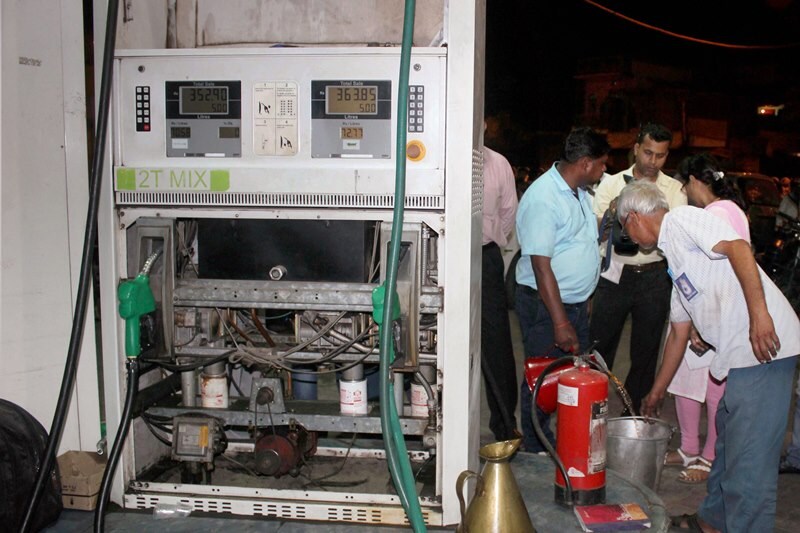 petrol theft, petrol pump theft, fuel theft, petrol steal, petrol pump steal, petrol pumps, petrol, petrol price, petrol lucknow, petrol pump chips petrol pump lucknow, petrol pump hi tech, petrol pump electronic, petrol money, petrol theives, petrol cost, Mirzapur