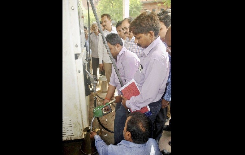 petrol theft, petrol pump theft, fuel theft, petrol steal, petrol pump steal, petrol pumps, petrol, petrol price, petrol lucknow, petrol pump chips petrol pump lucknow, petrol pump hi tech, petrol pump electronic, petrol money, petrol theives, petrol cost, Mirzapur