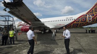 Indonesia, passenger plane, runway, Garuda airways, Sriwijaya Air