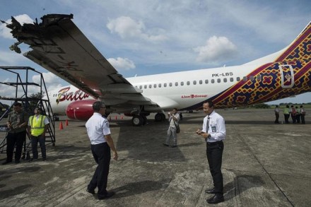 Indonesia, passenger plane, runway, Garuda airways, Sriwijaya Air