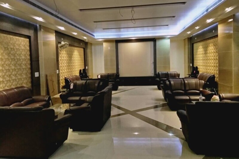 Indian Railways, Varanasi, Varanasi international tourist lounge