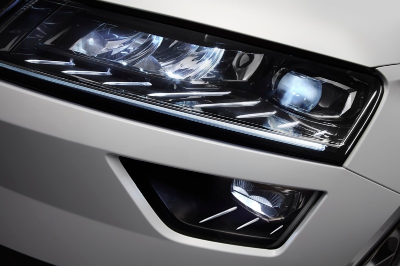The design of the headlights is inspired by the rich traditions of Bohemian glass art. The crystalline cut of the full-LED headlights and the eight light strips that make up the ‘eyelashes’ create a unique lighting pattern.