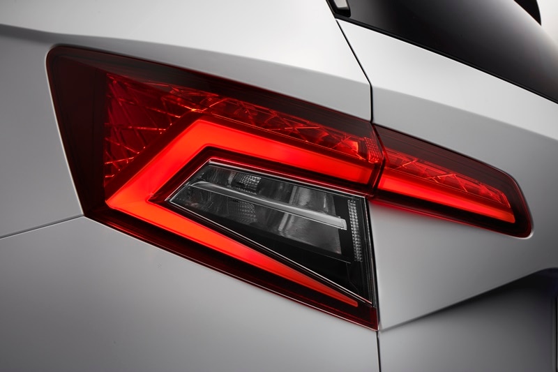 LED technology is also used for the tail lights. The tail lighting with LED technology includes the rear lights, brake lights and fog lights. The design concept also features narrow, raked tail lights, the outer segment of which is embedded in the side frames, while the inner segment is integrated into the tailgate. The tail lights form the Skoda-typical ‘C’ shape.