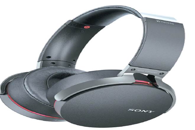 The headphone comes with controls for skipping songs, adjusting volume and taking calls. 