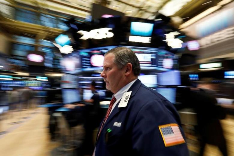 Traders work on the floor of the New York Stock Exchange (NYSE) in New York, U.S., February 7, 2017. REUTERS/Brendan McDermid - RTX302BI