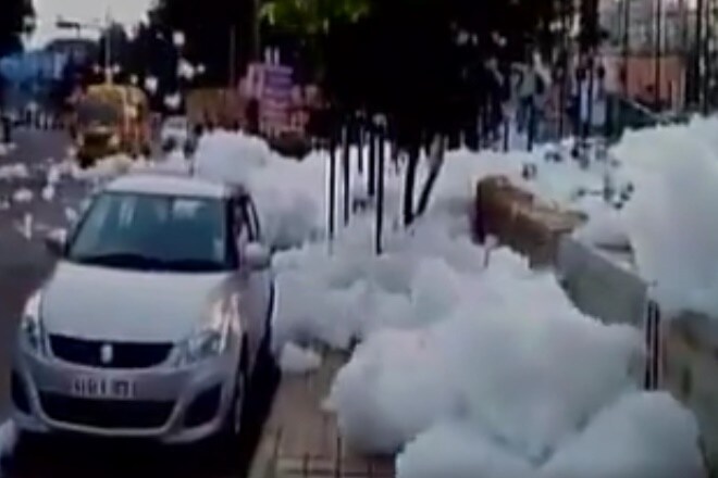 bengaluru chemical snowfall, bengaluru toxic snowfall, bengaluru lakes, varthur lake, varthur lake frothing, varthur lake foaming, bengaluru lake foaming, bellandu lake, bengaluru water crisis. bengaluru lake problem