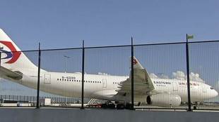 China Eastern Airlines, Airbus A330-200, Shanghai bound flight, Kathy Zhang, Rolls-Royce, Fligh accident, Trent 700 series engine, hole opens up in Airbus, Australia Transport Safety Bureau