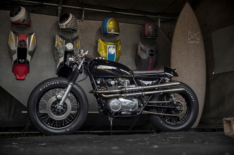 One is the 1977 CB500, which was completely disassembled and recreated into a retro looking cafe racer by a collaboration of Honda’s 3C dealer in Bayonne and Ben Rameix, the lead designer of a premium French surfboard manufacturer. It was given a modified frame, new exhaust, and a combination of chrome parts and blacked-out details, LED lights, Firestone tyres and solid front disk brake. The fairing and the tail section were designed keeping in mind the lines of a surfboard, something the Wheels and Waves stands to represent.