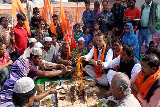 Muslim Rashtriya Manch MRM, RSS's Muslim wing iftar, Iftar party Ayodhya, RSS Muslims, RSS muslims iftar, RSS muslims broke fast with cow milk