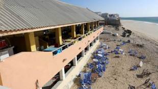 Gunmen, Somalia, restaurant siege, Somalia restaurant siege, gunmen killed, hostage situation, hostage situation underway, hostage inside a restaurant, extremist group al-Shabaab, Gunmen posing as military forces