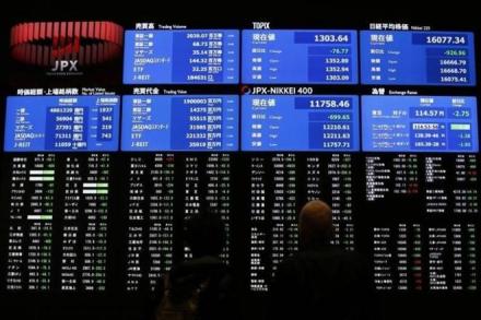 Nikkei hovers near 2-year highs as tech shares support