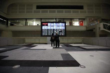 Nikkei tops 20,000 but autos, banks and yen make investors doubt sustainability