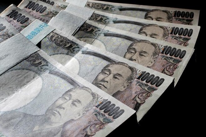 Yen hits two-week low after Bank of Japan stays pat on policy